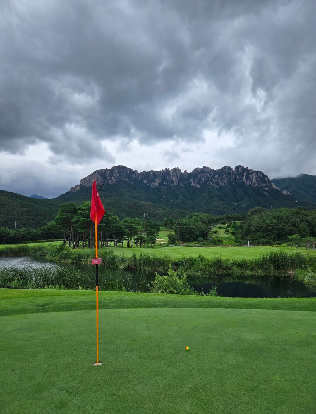 그린위에 빨간깃발과 울산바위뷰
