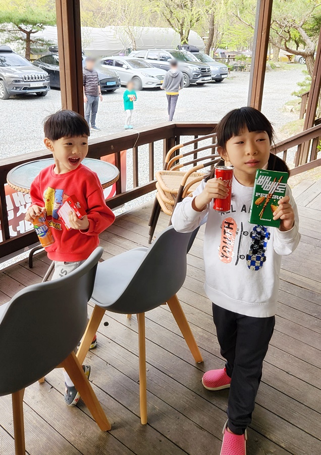 빼빼로와 음료수를 찾은 쿠앙아 쿠웅이