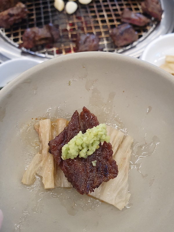 백김치_위에_갈비_한점과_와사비