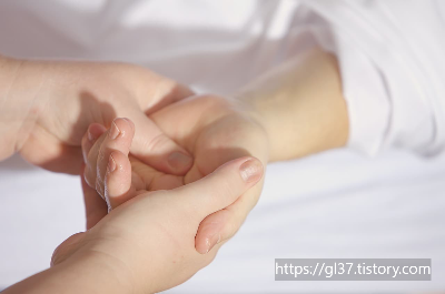 물을 많이 마시면 몸이 위험할 수도? 과도한 수분 섭취가 부르는 5가지 부작용