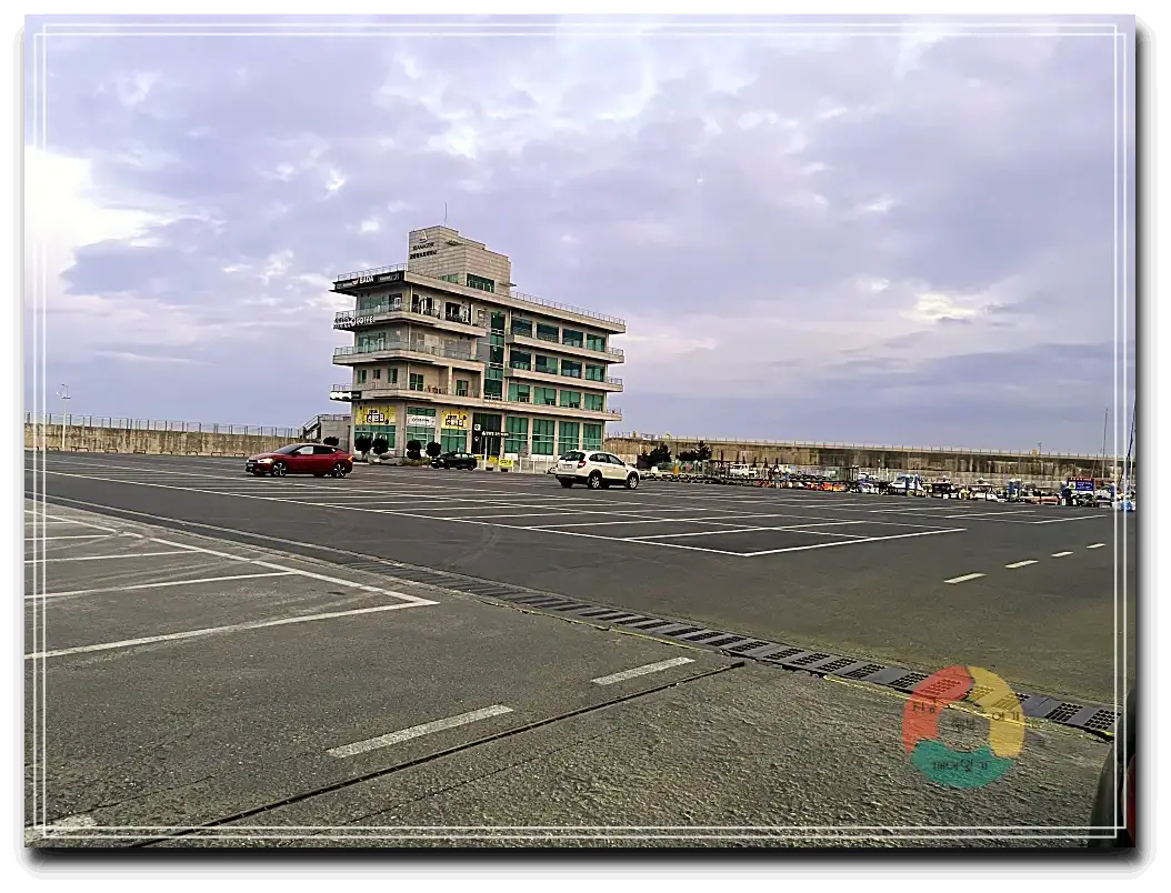 해돋이_주차장-5층건물-비어있음-등대길