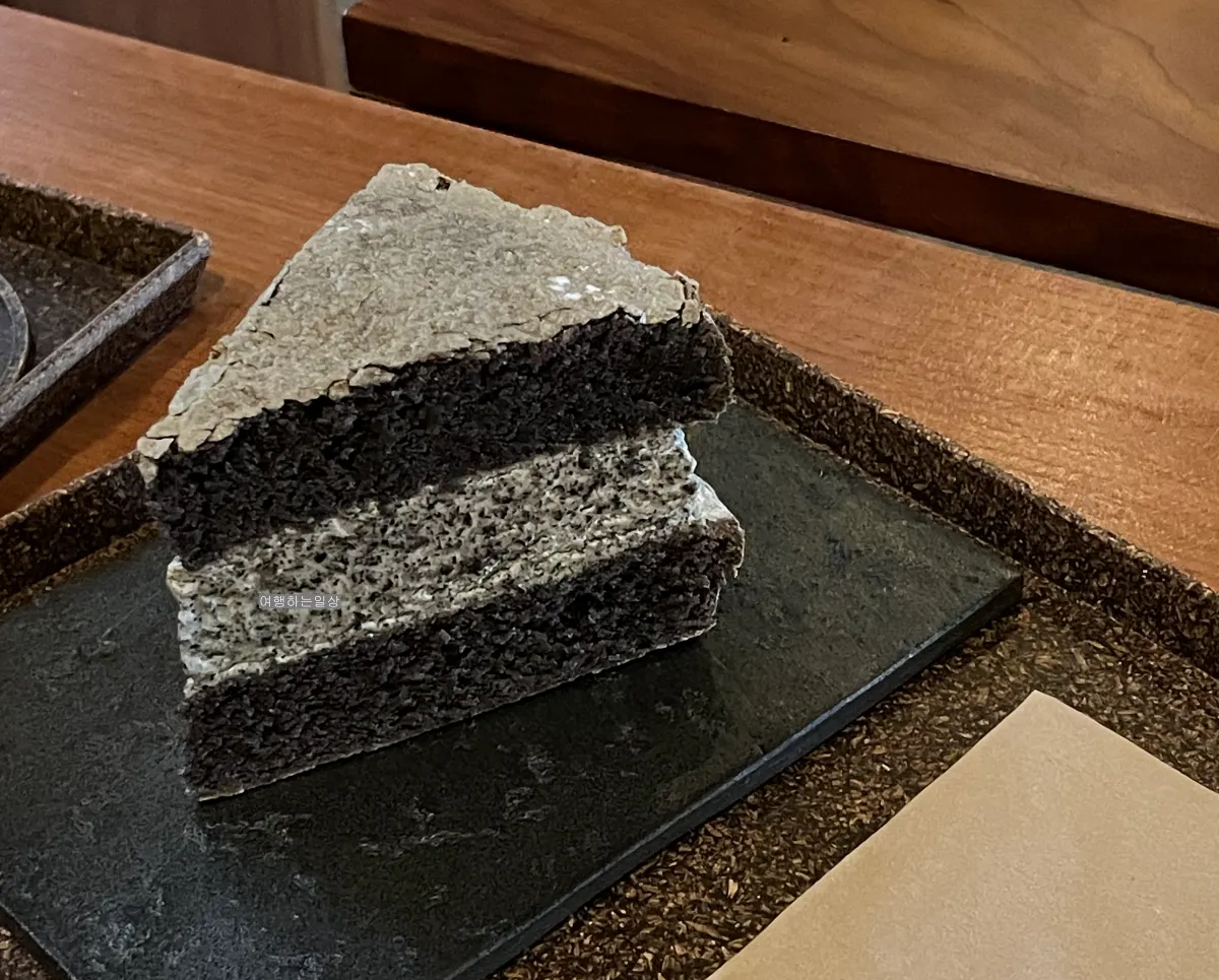 제주-비오는날-조용하고-통창-숲-뷰가-예쁜-구좌-고사리커피-감성카페