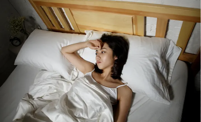 숙면을 방해하는 침대 관련 사진