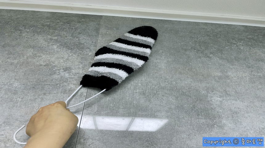 벽면-먼지-쓸어내리기