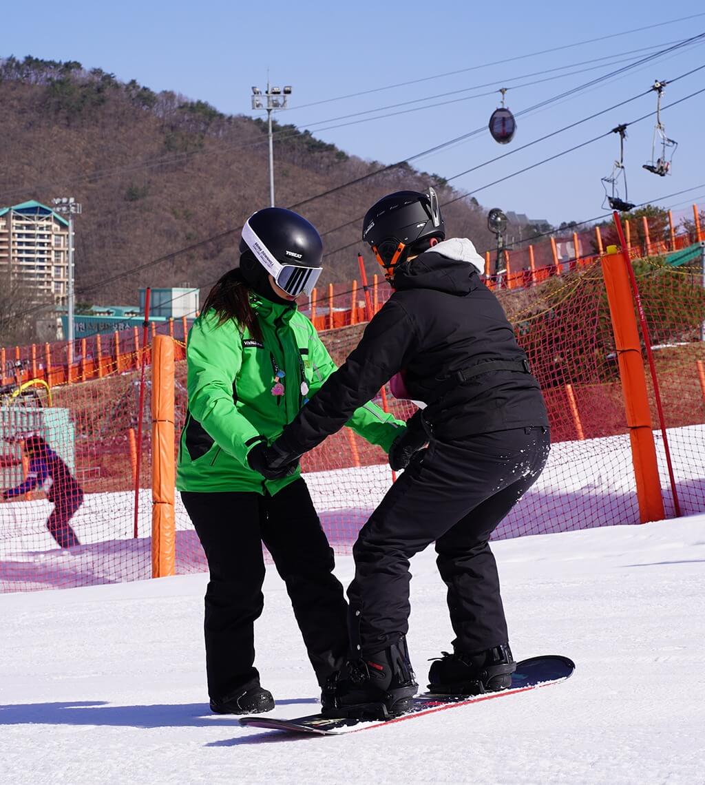 초보자도 즐기기 좋은 스키 강습과 안전장비 준비법
