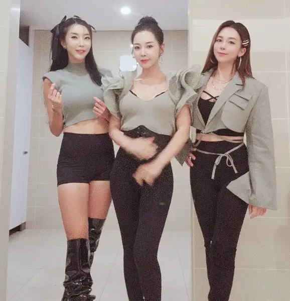 현역가왕- 검정색 바지 베이지색 상의를 입고 포즈를 취하고 있는 세컨드