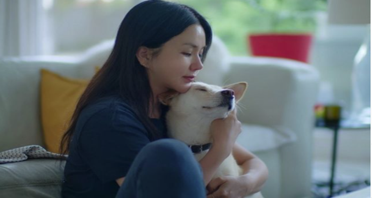 강아지를-안고-있는-여자