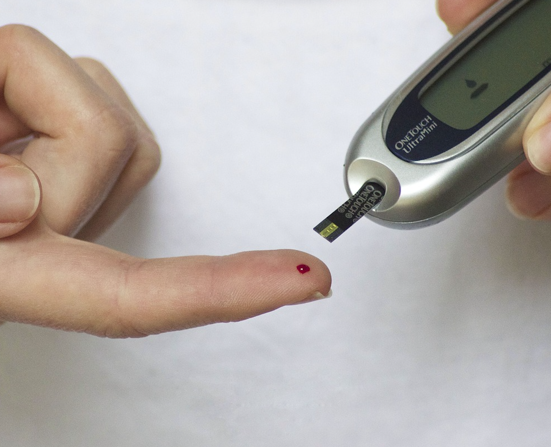 검지 손가락 피를 뽑아 당수치 검사하고 있다