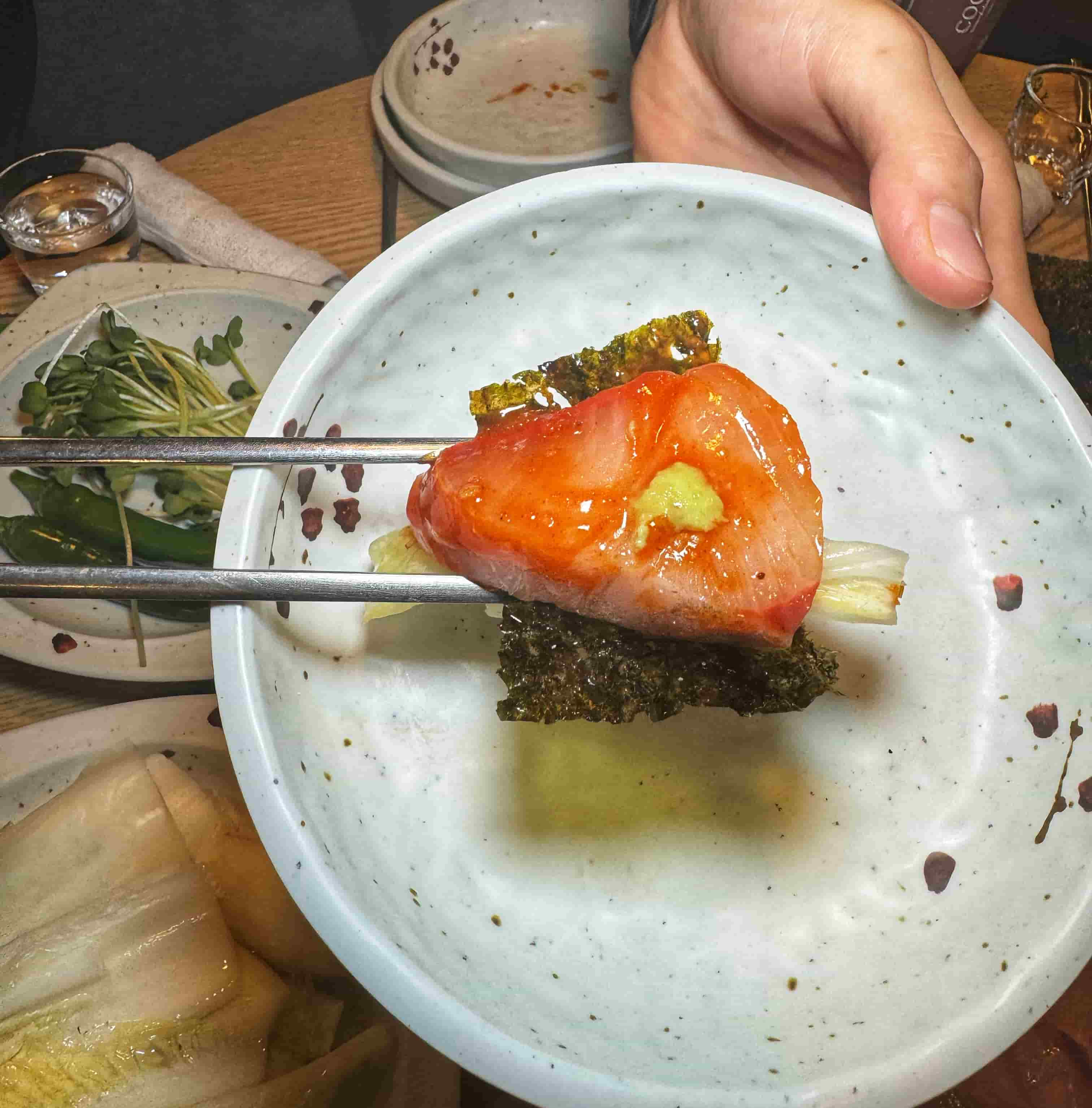 대방어를 김에 싸서 먹는 사진