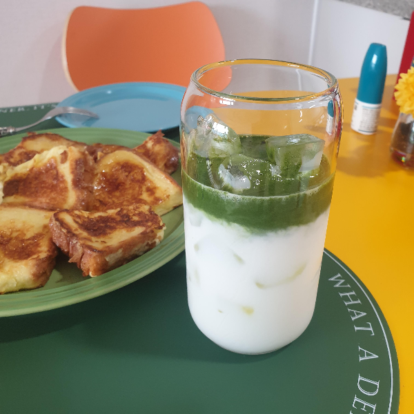 말차 원액을 우우와 얼음이 든 유리컵에 부은 모습