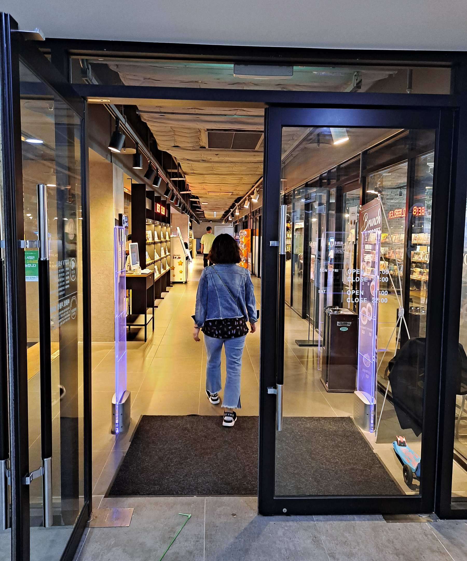 커넬애비뉴 종로서적 입구