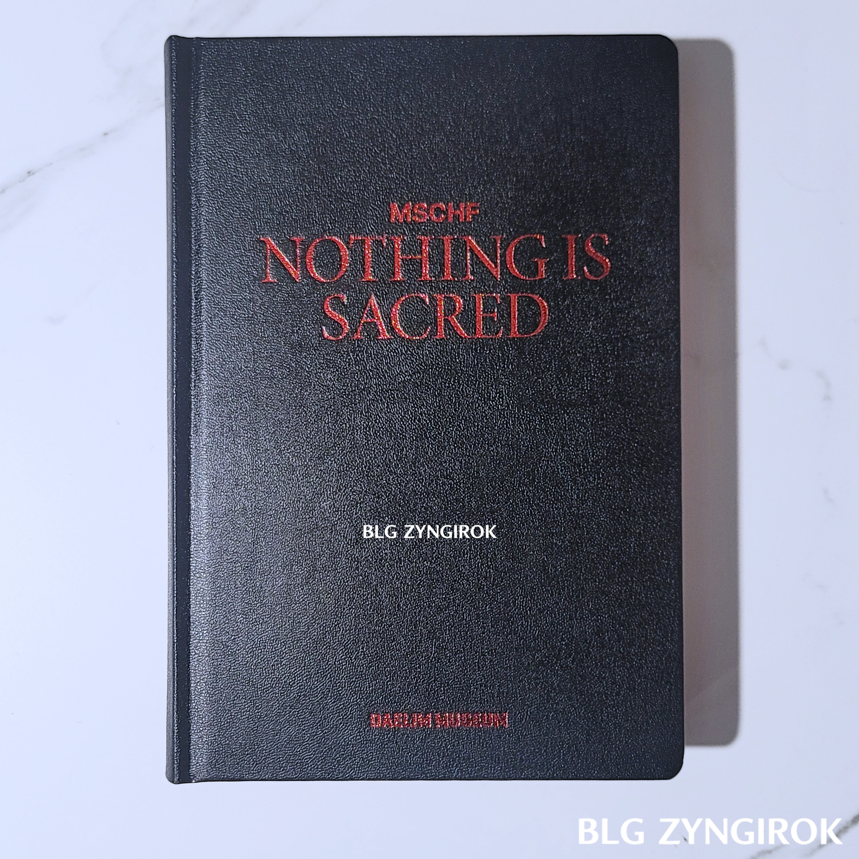 전시도록이 테이블 위에 놓여있다.