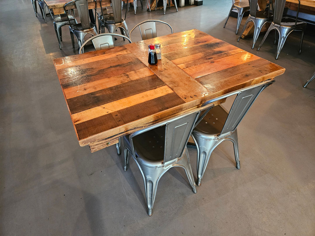 Umekes Fish Market Bar & Grill 가게 내부