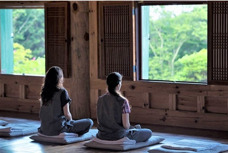 템플스테이에서 명상하고 있는 이미지