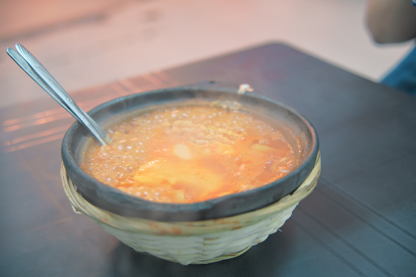 라탄소재 받침대에 위 올려진 뚝배기 라면