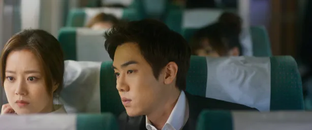 부산행 KTX에 함께 앉게 된 수정과 재현