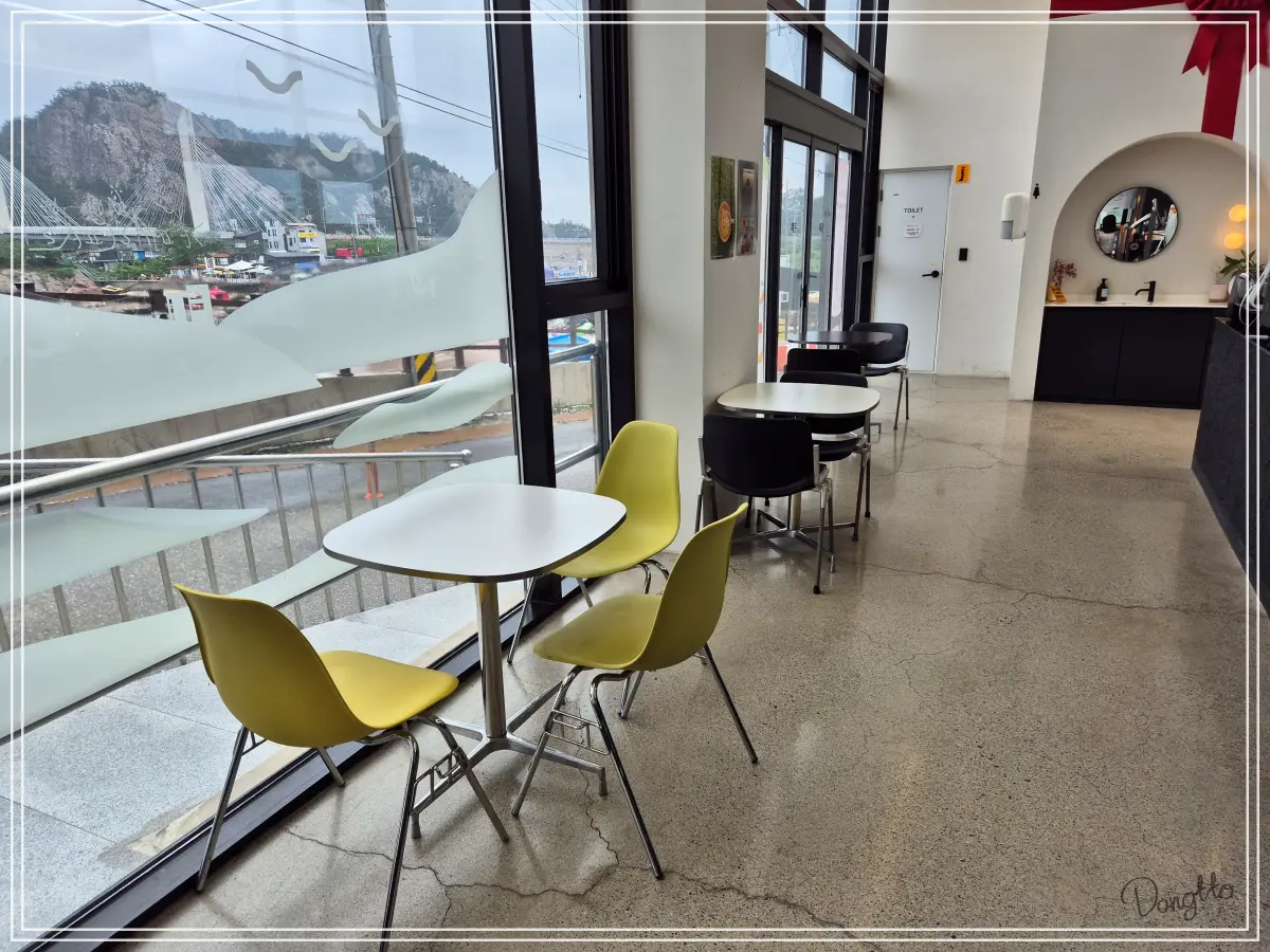 전라도-군산-가족여행-장자도-카페-라파르-1층-좌석