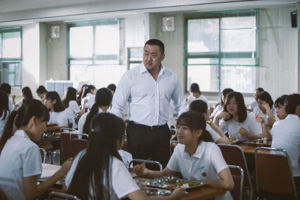 기간제 체육교사로 온 역기철(마동석)
