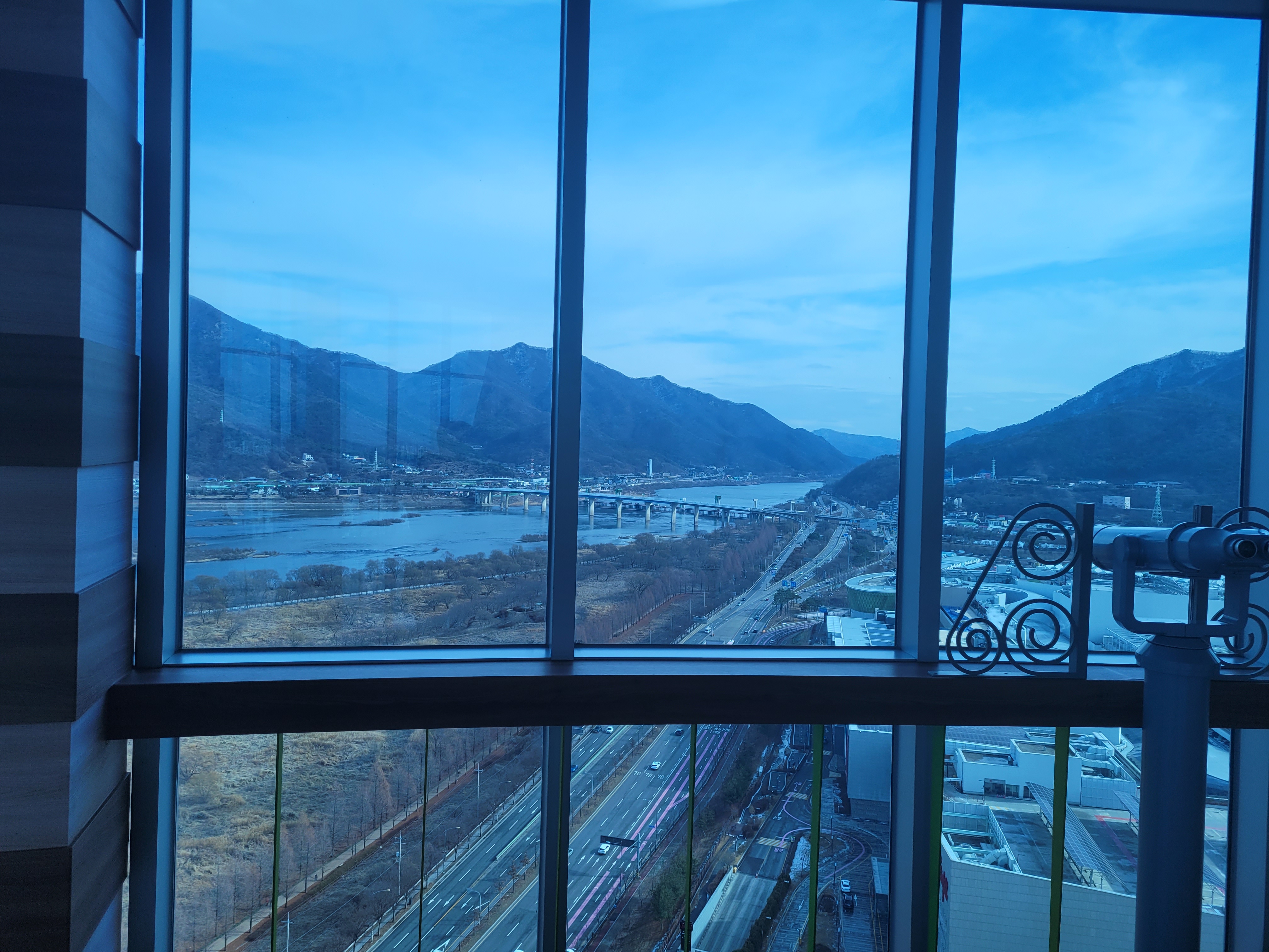 전망대 멀리 보이는 팔당대교