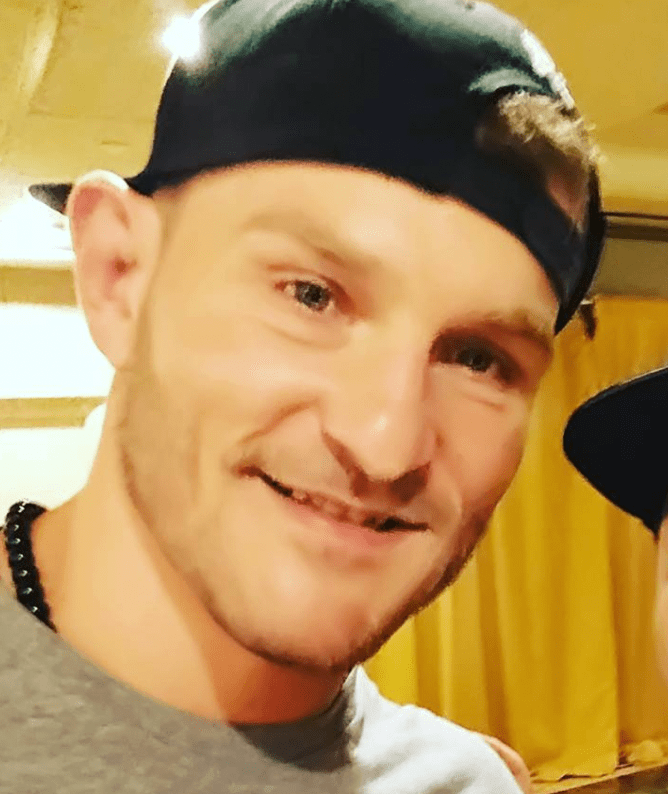 웃고있는-미오치치-격투기-선수