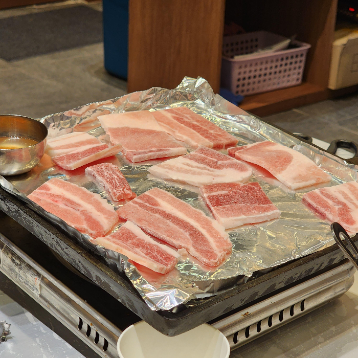 호일에 깔아놓고 굽는 냉동삼겹살