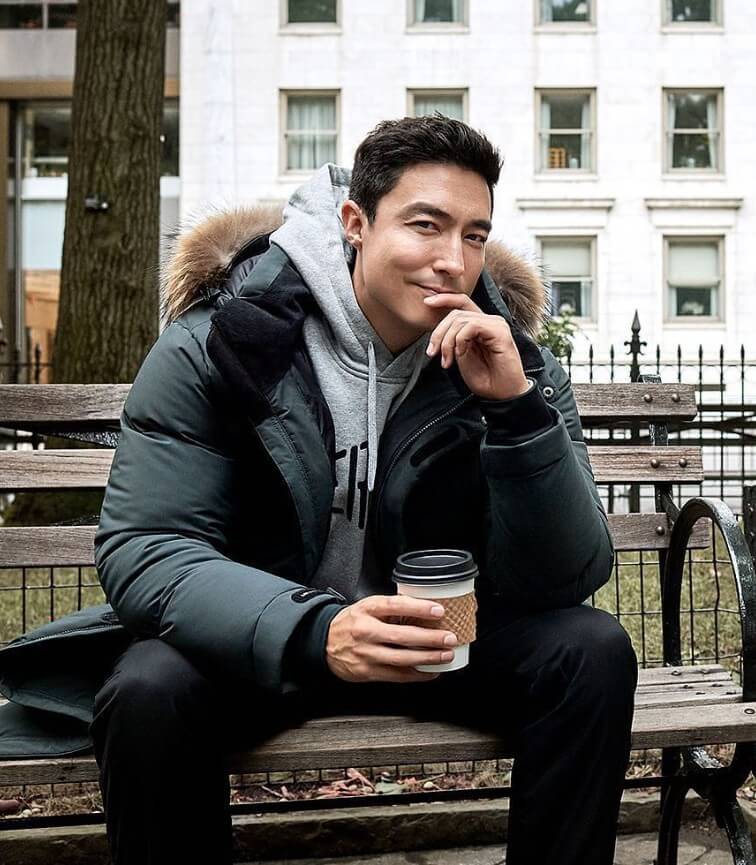 다니엘-헤니-인스타그램에서-가져-온-패딩을-입고-커피를-들고-벤치에-앉아있는-사진