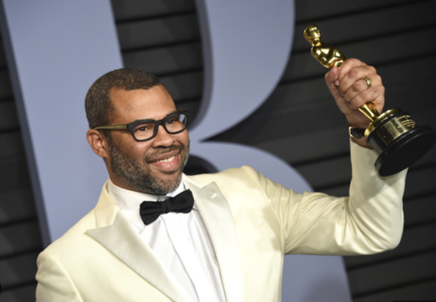 조던 필 감독, 제 90회 아카데미시상식에서 각본상을 받은 모습 사진