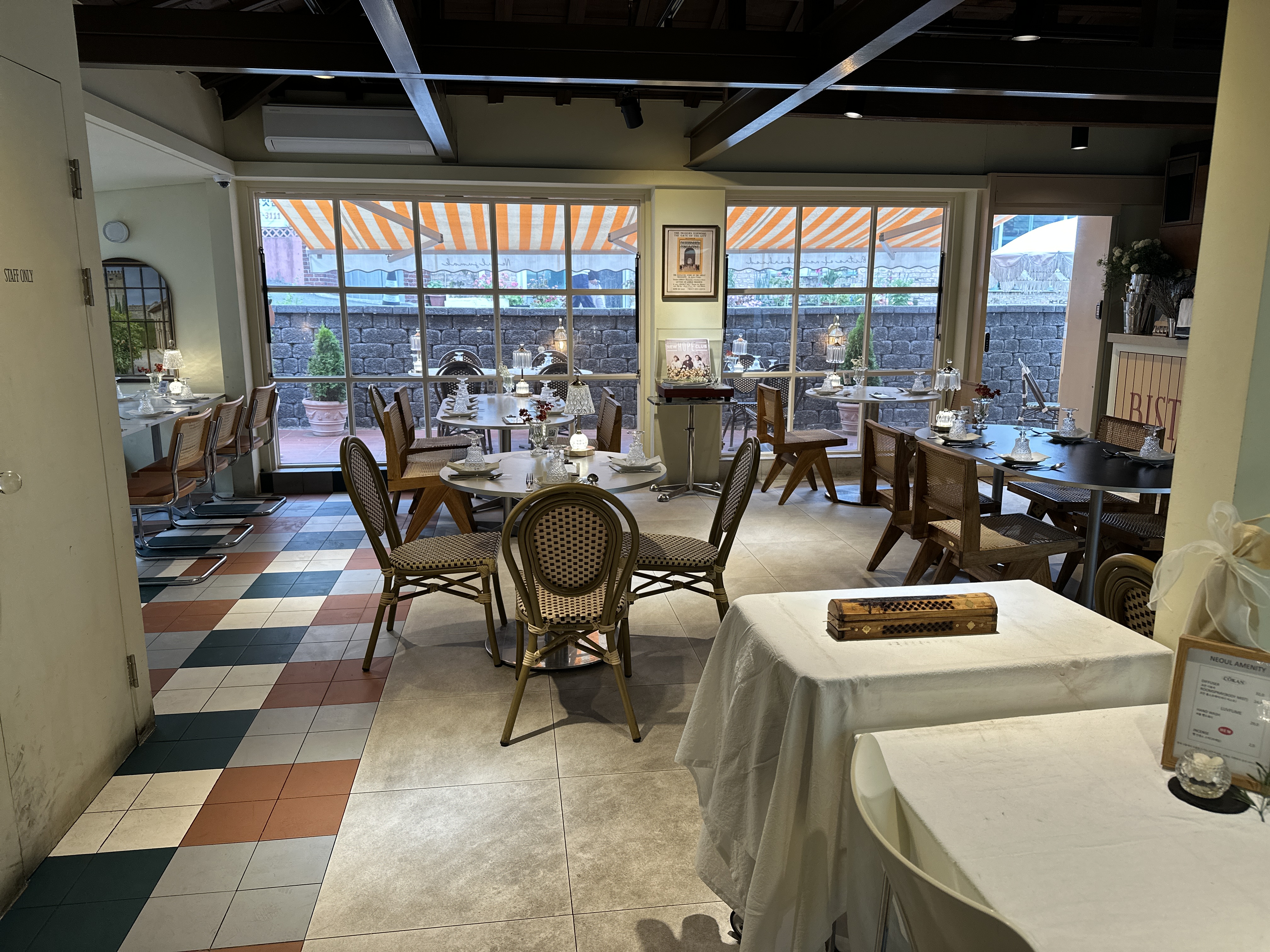 너울주막 내부 인테리어 유럽 감성