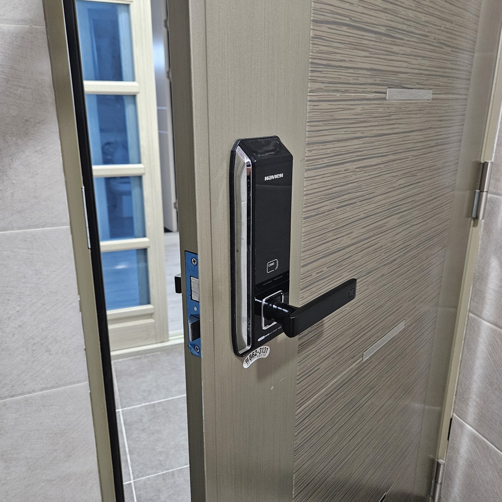 원룸 현관 전자키 도어락 비밀번호 분실 몰라서 잠겼을 때 부수지 않고 파손 손상 없이 여는법 해결 오픈 강제 개문 개방