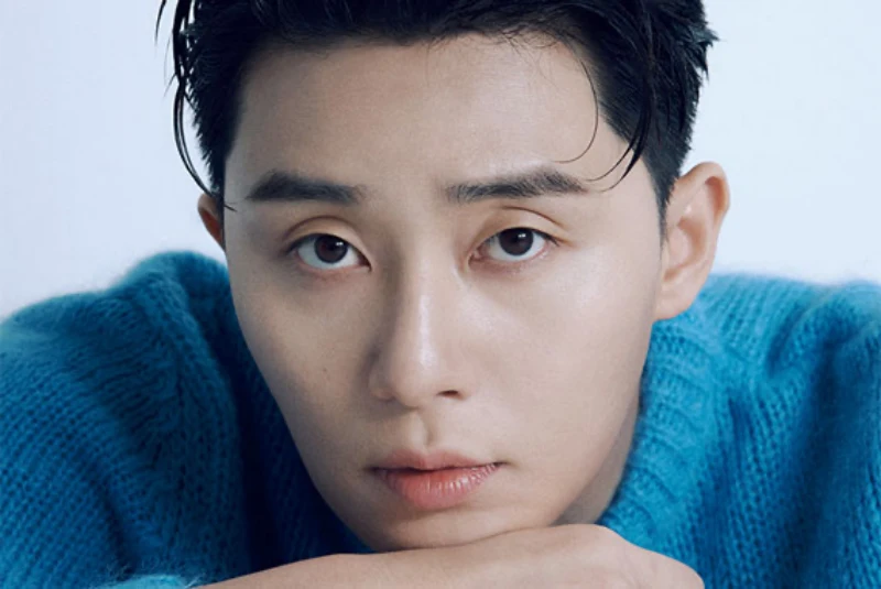 파란 스웨터를 입고 있는 박서준