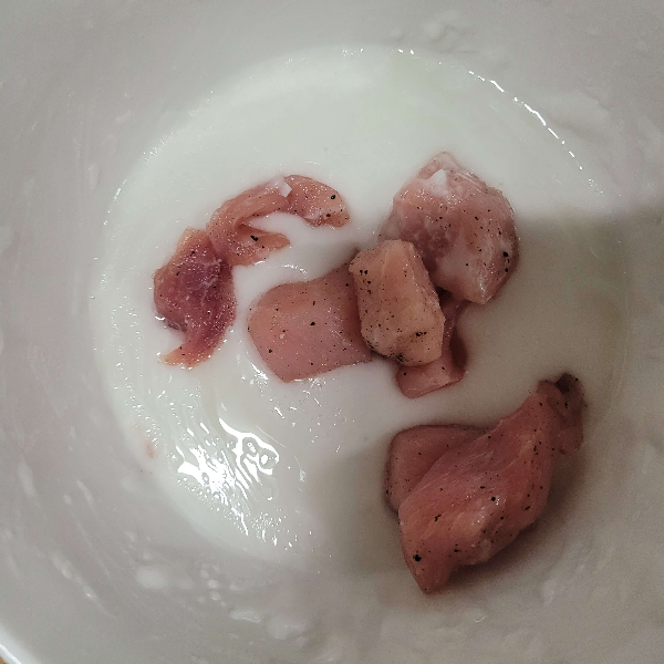 반죽에 고기 넣고 버무리기
