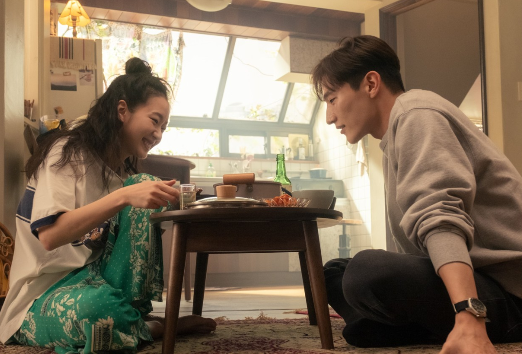 대도시의 사랑법 스틸컷 숙취에 힘들어하지만 해장술 마시는 장면