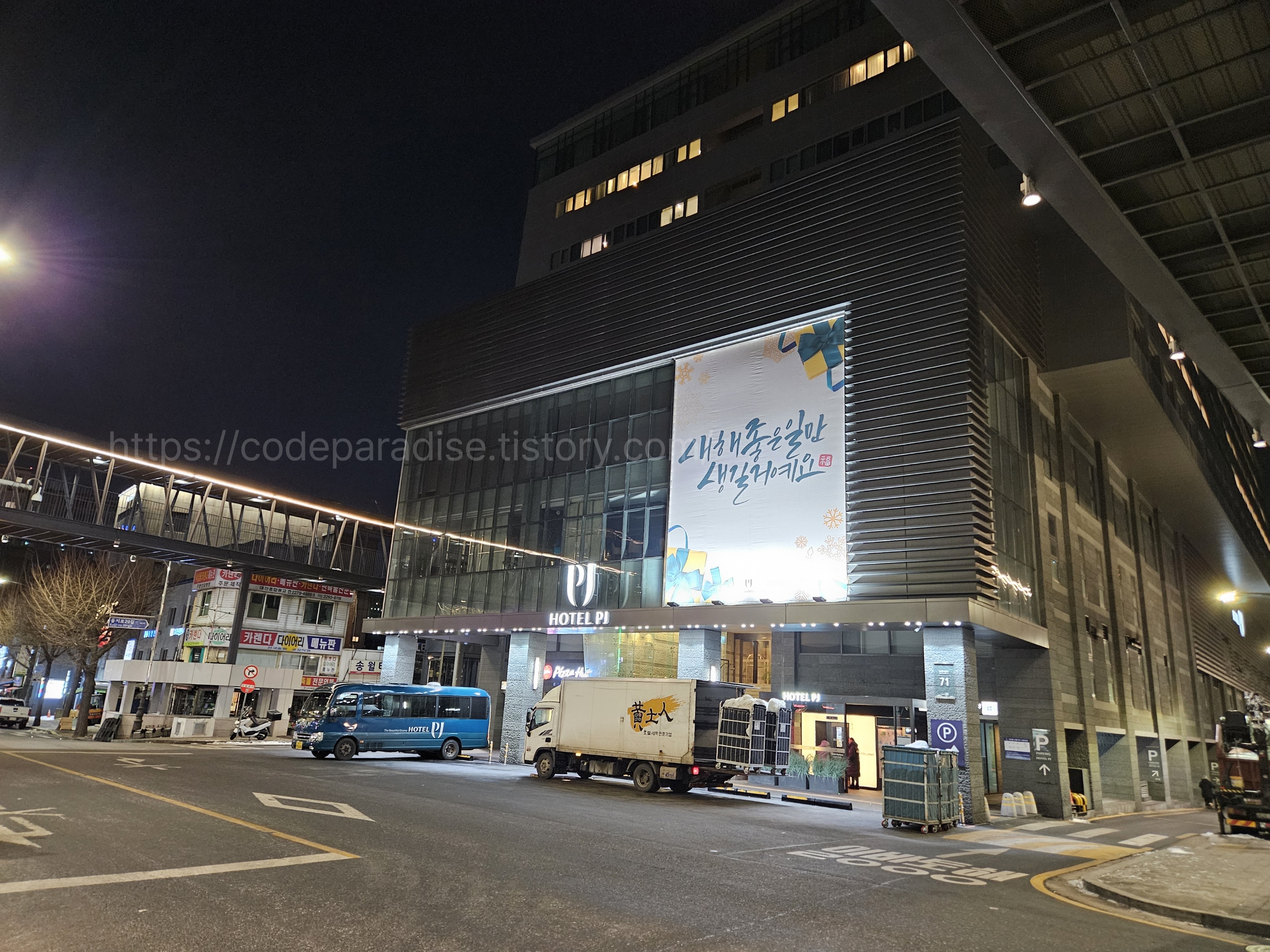 밥을 해야하는지 식자재 차량이 있다.