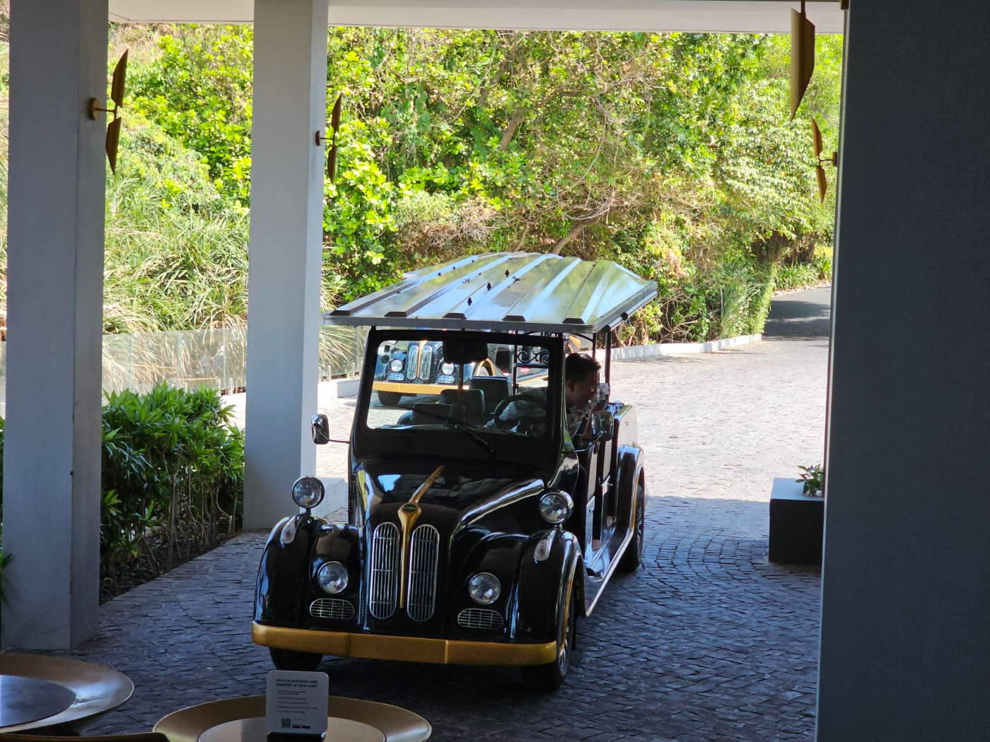 체크인 절차를 진행하며