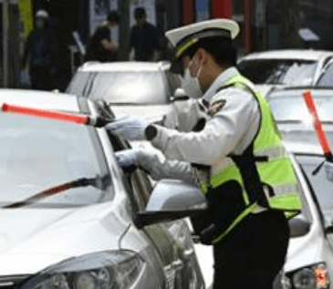 음주단속을 하고 있는 경찰의 모습