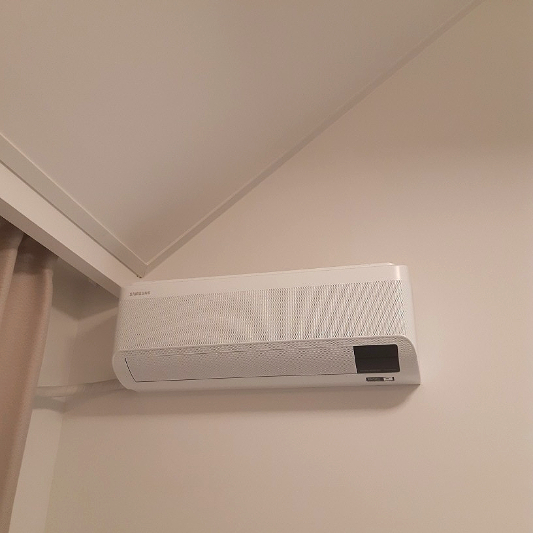 벽걸이 에어컨이 설치되어 있습니다