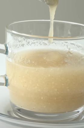 차전자피 가루를 물에 섞어서 부푼 모습