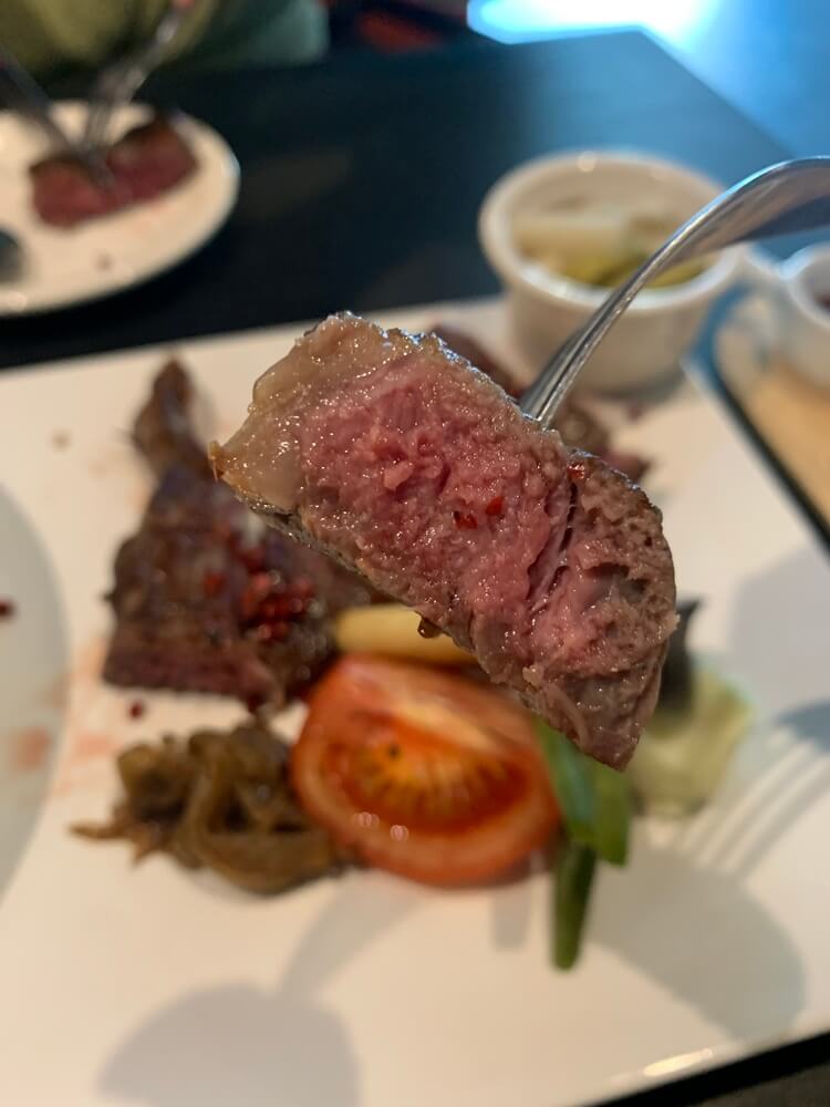 선훈홍색을 띄는 스테이크 단면