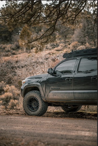 영화 공포의 보수 상징 이미지 험로를 달리는 낡은 트럭