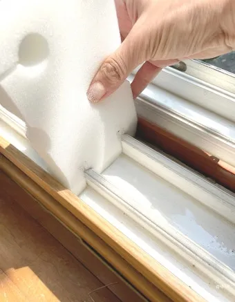 창틀 먼지 진공청소기 솔브러시와 물티슈로 닦는 순서_12