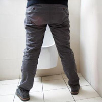 화장실에서-소변을-누는-남자-사진