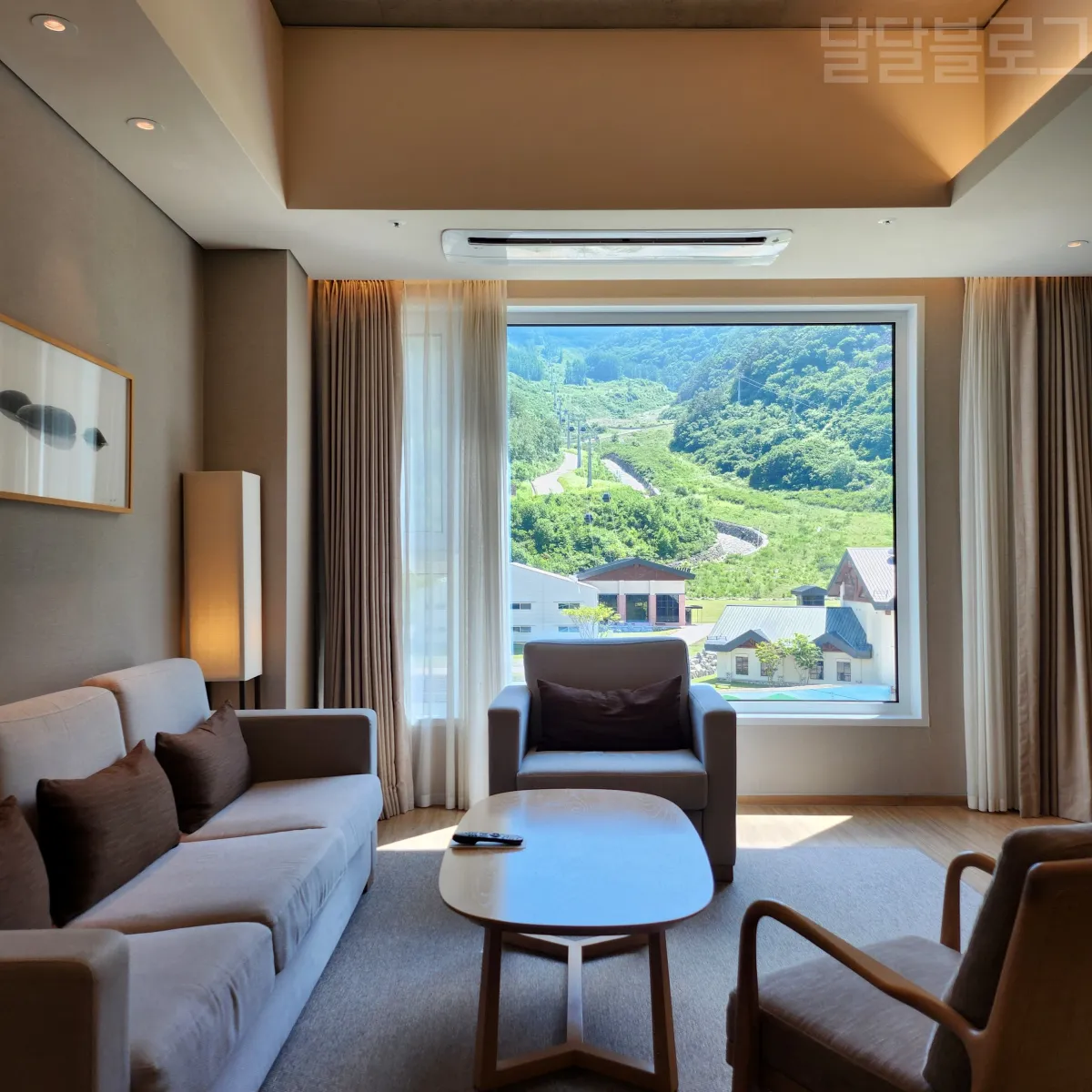 정선-파크로쉬-객실-거실