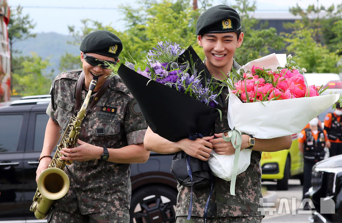 BTS 시계 가격 차이 방탄소년단 뷔 까르띠에 RM 카시오 지샥 정보 1