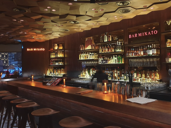 각종 양주가 진열되어 있는 칵테일 바