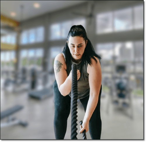 고강도 훈련중인 여성