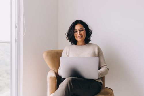 노트북을 보고있는 여성