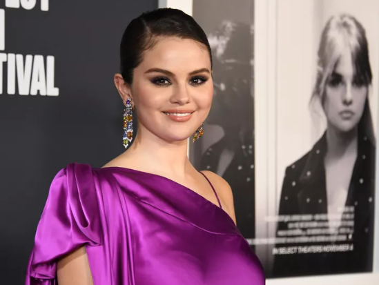 보라색 원피스를 입은 셀레나 고메즈