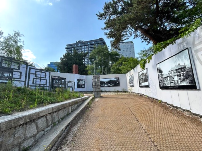 흑백-사진이-걸려있는-오르막길을-찍은-사진