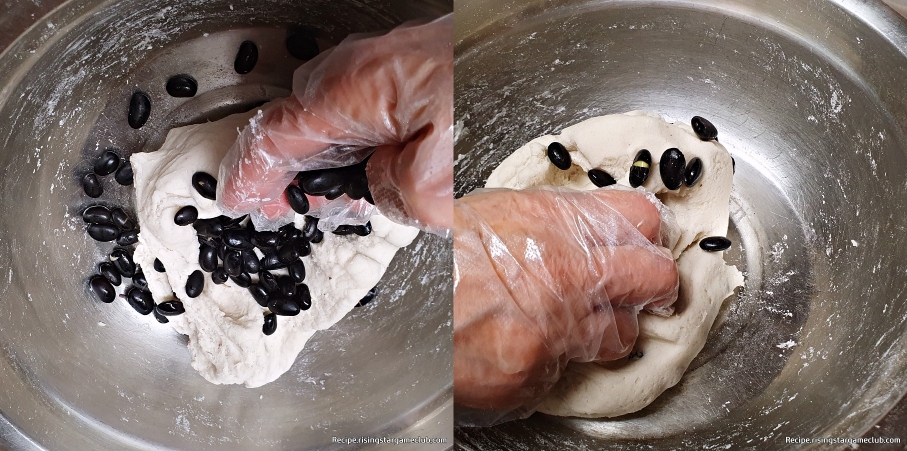 감자 가루 반죽에 콩을 넣고 반죽을 치대서 섞어주는 모습
