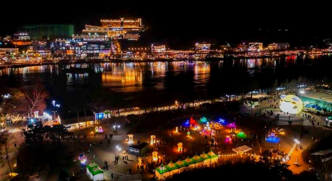 수성못 둘레를 따라 설치된 빛 조형물이 보이는 축제장 전경이다. [ⓒ(재)수성문화재단 배수정]